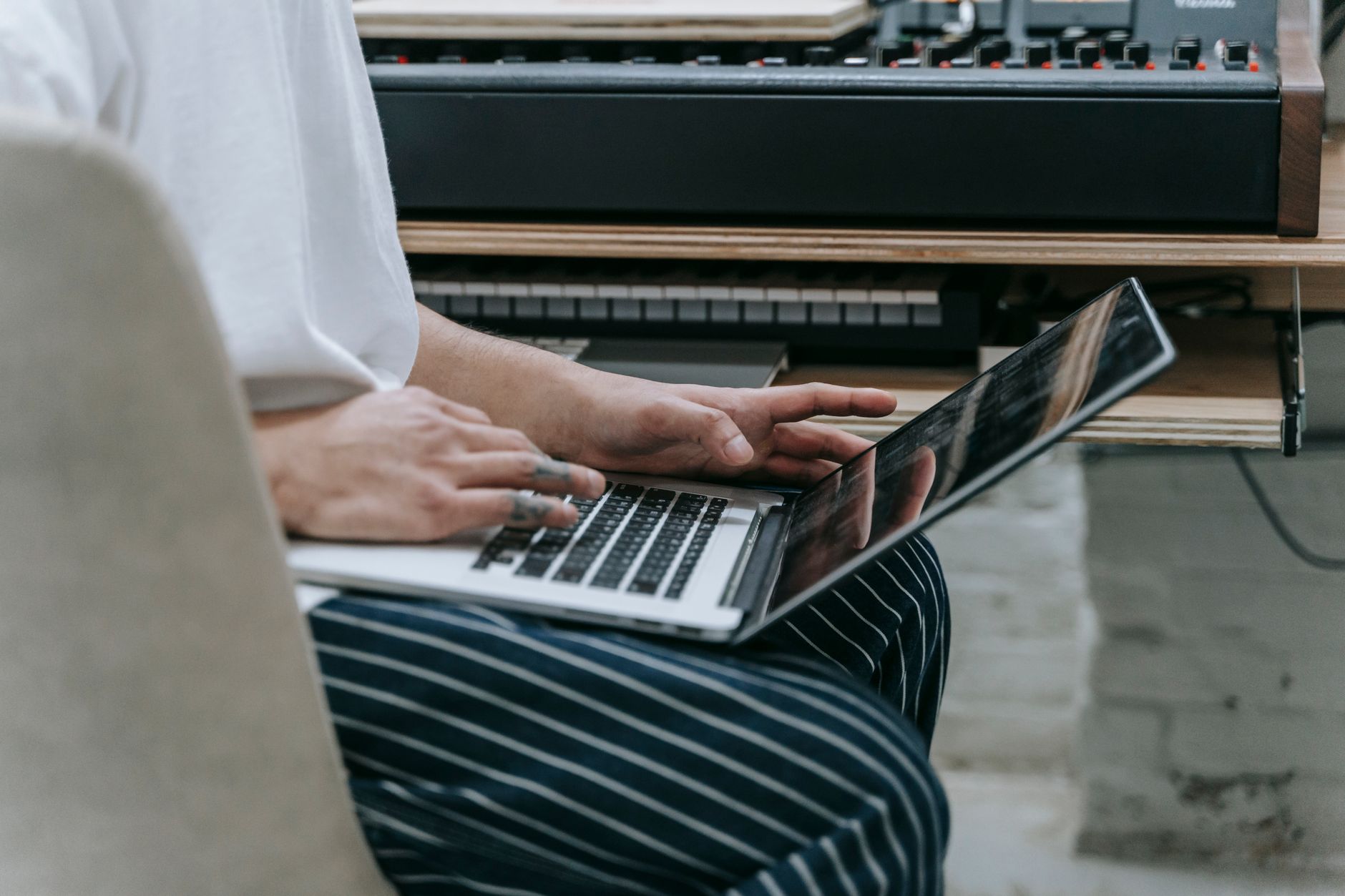 home studio laptop producer midi keyboard desk setup