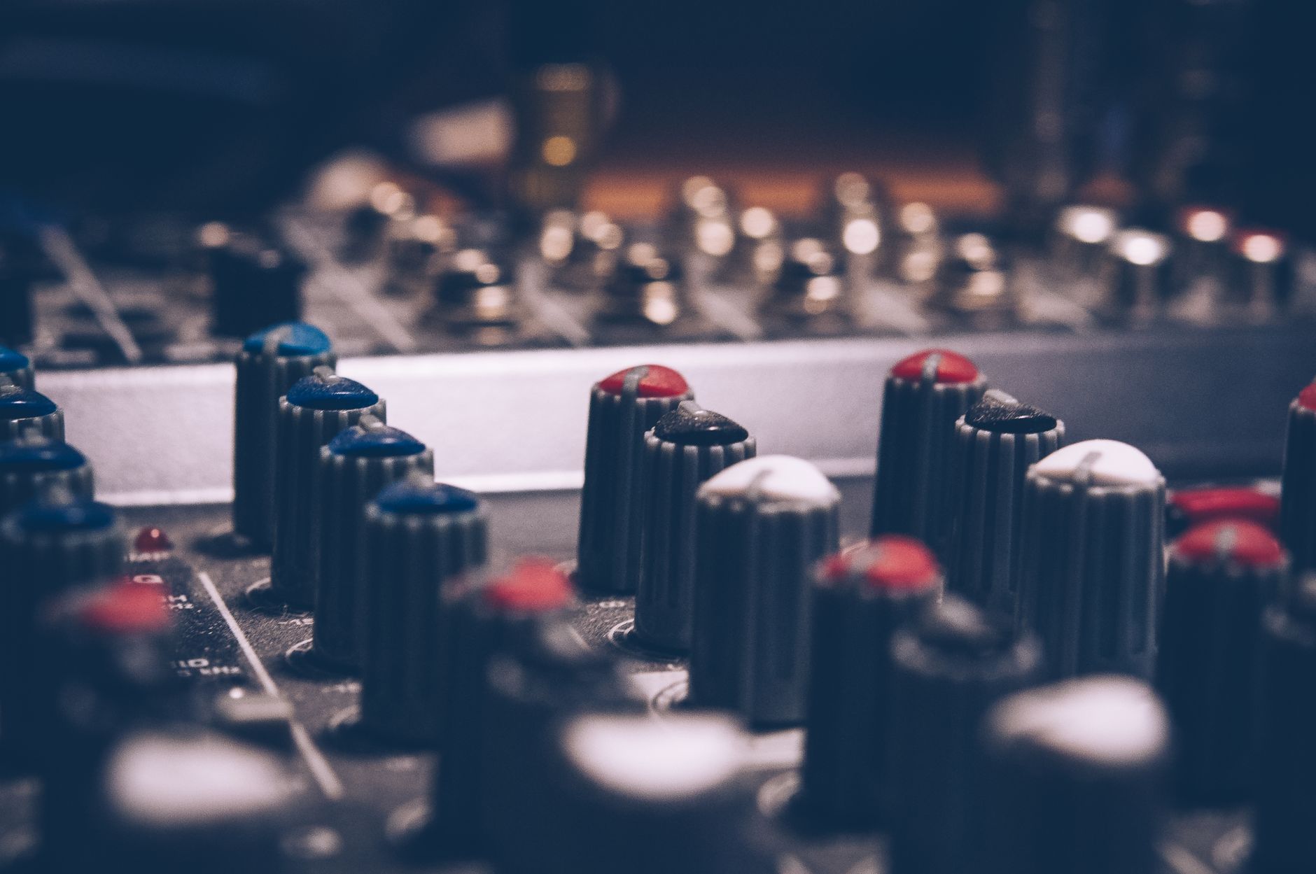 Focusrite Scarlett Solo front panel knobs close-up