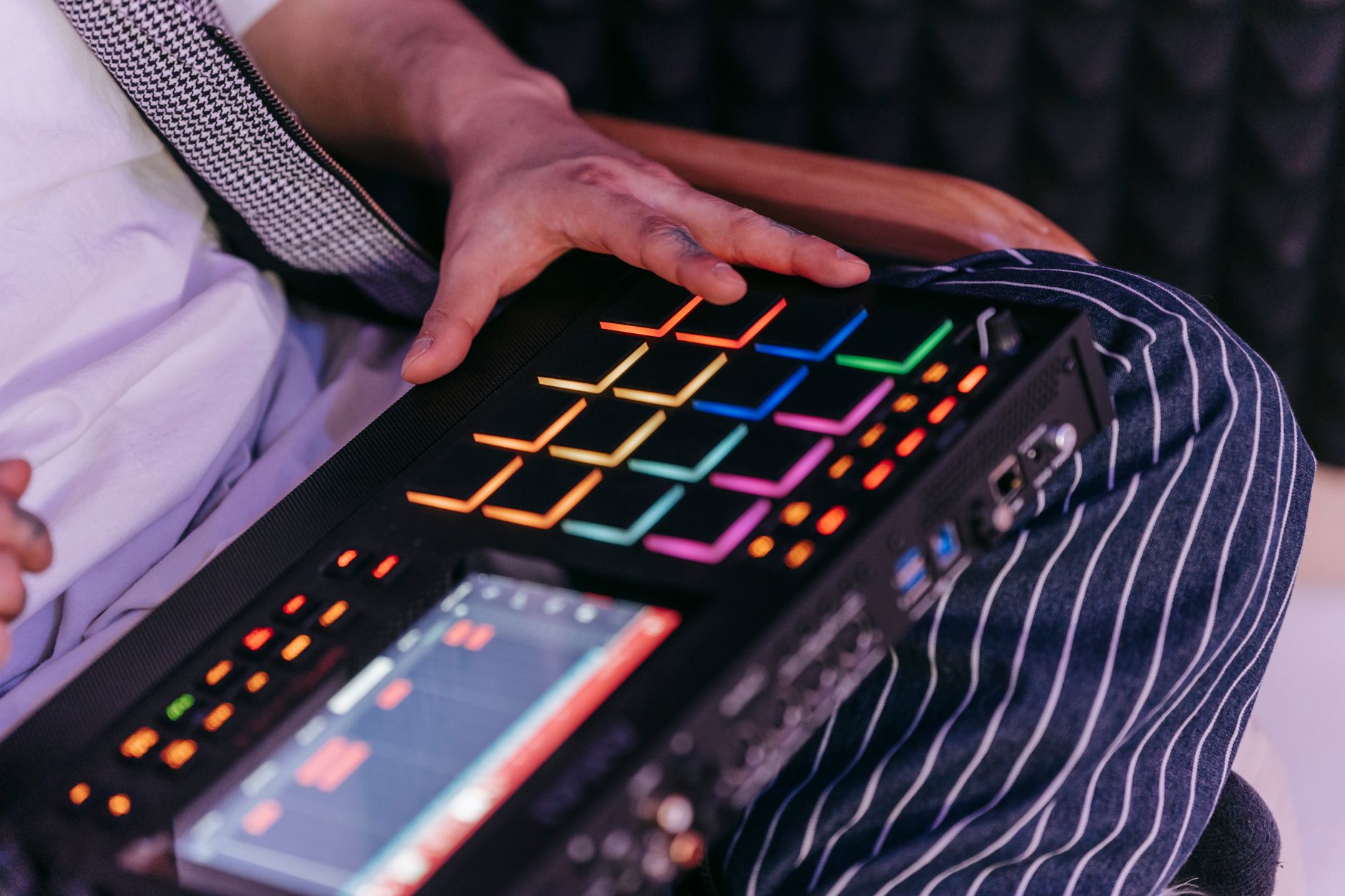akai mpk mini mk3 top view pads knobs
