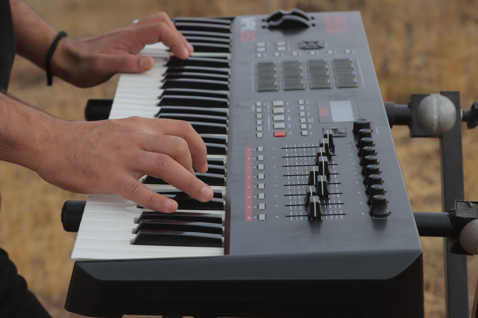 midi keyboard size comparison 25 vs 49 keys
