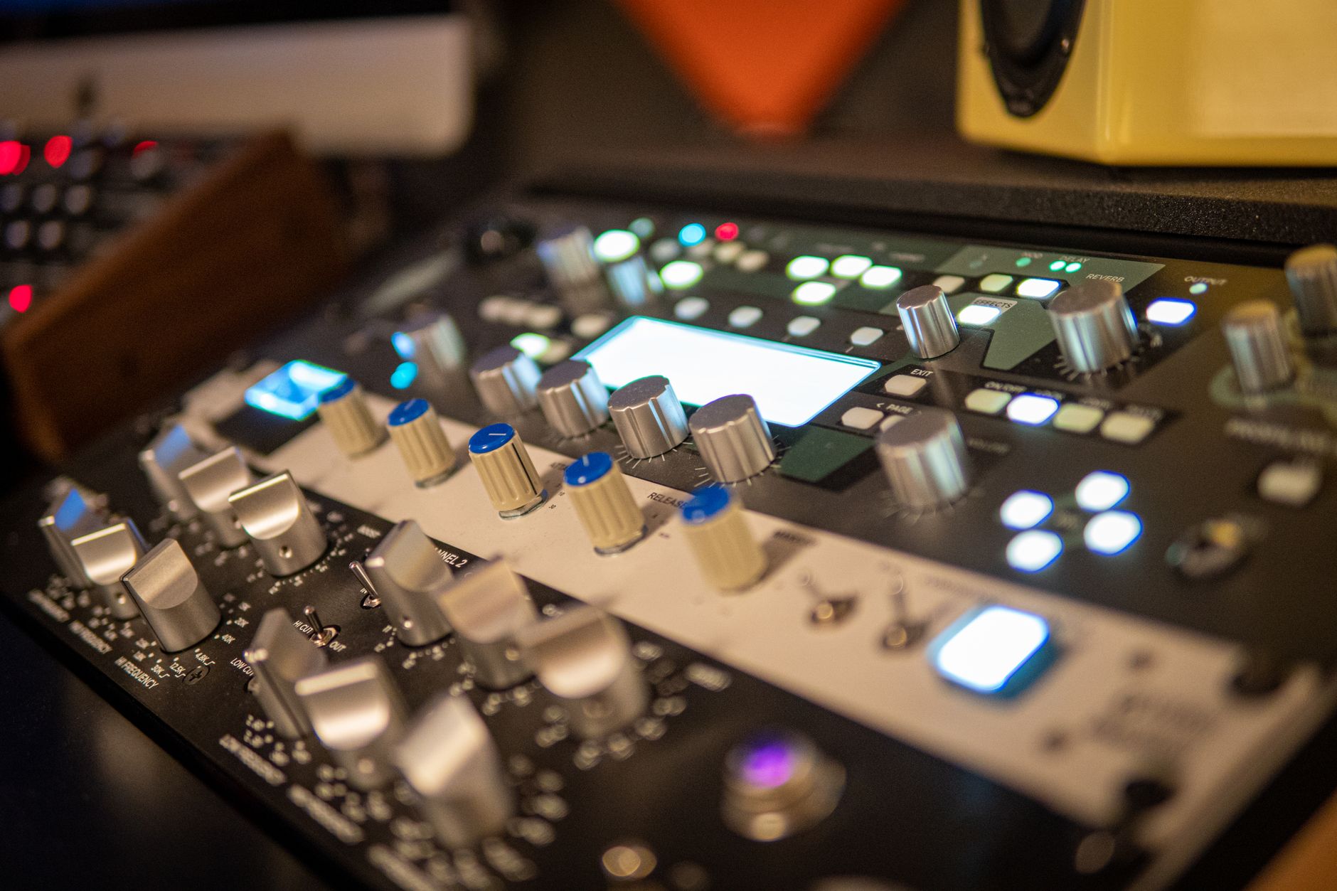 focusrite scarlett audio interface close-up