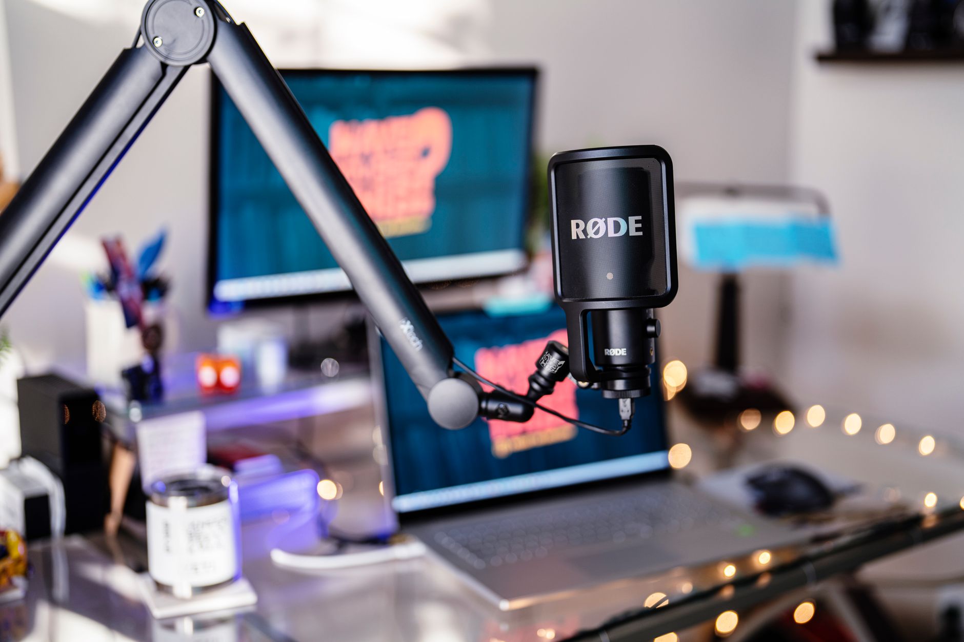 usb condenser microphone on desk arm
