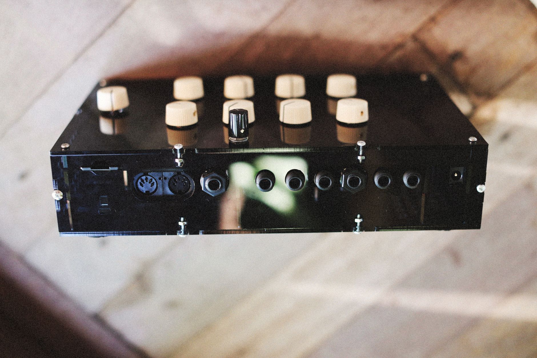 audio interface instrument input hi-z close-up