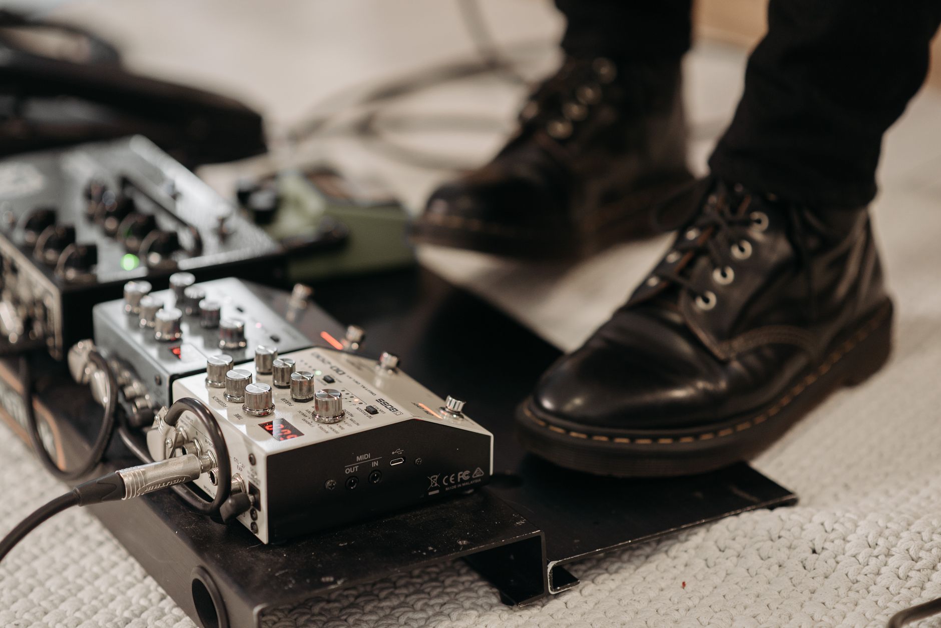 DI box passive active guitar pedal board