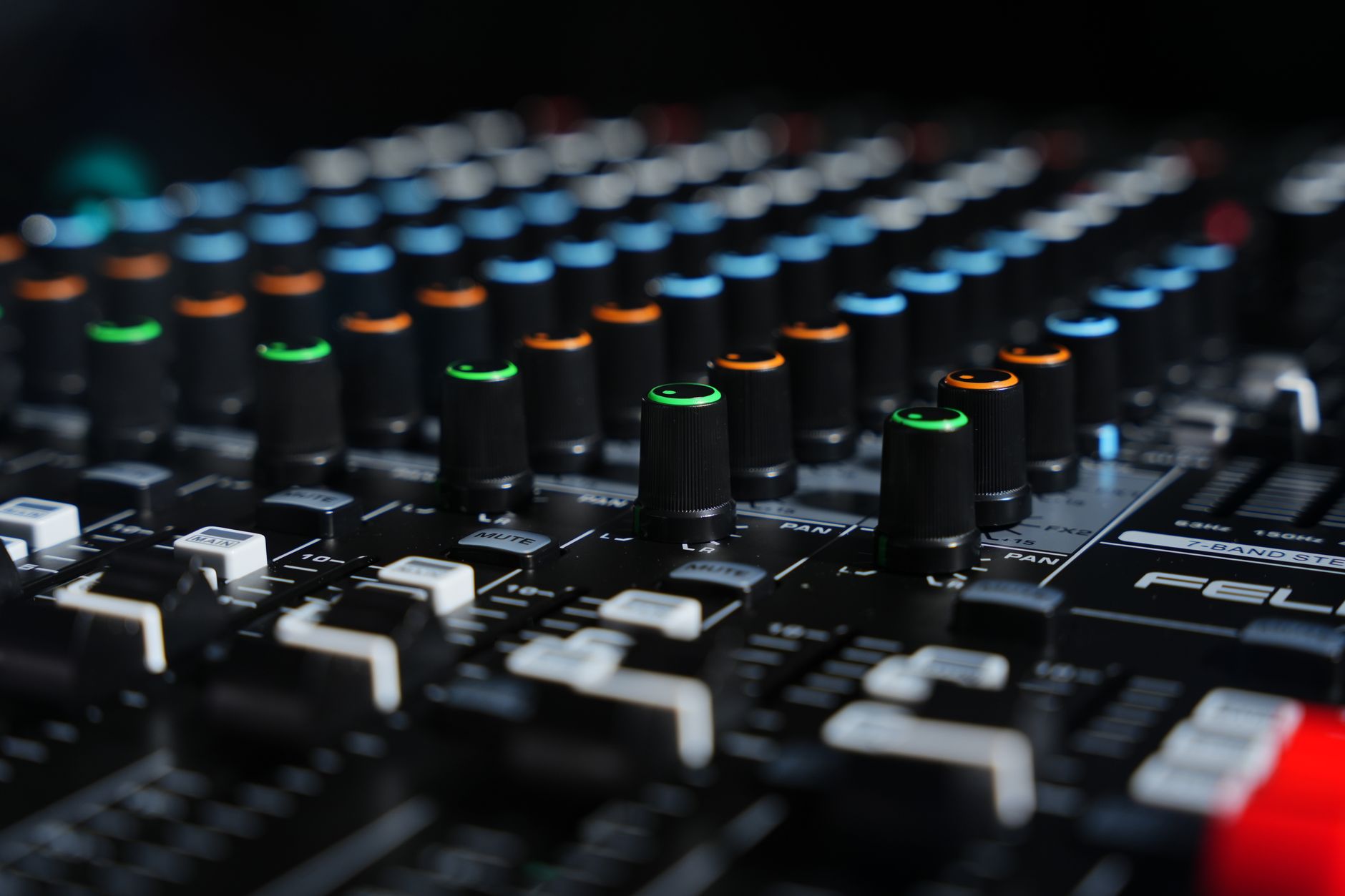 focusrite scarlett preamp gain knob close-up