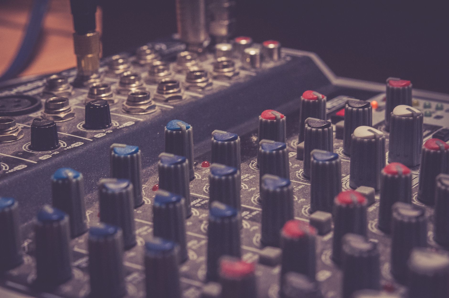 focusrite scarlett solo 4th gen front panel close-up