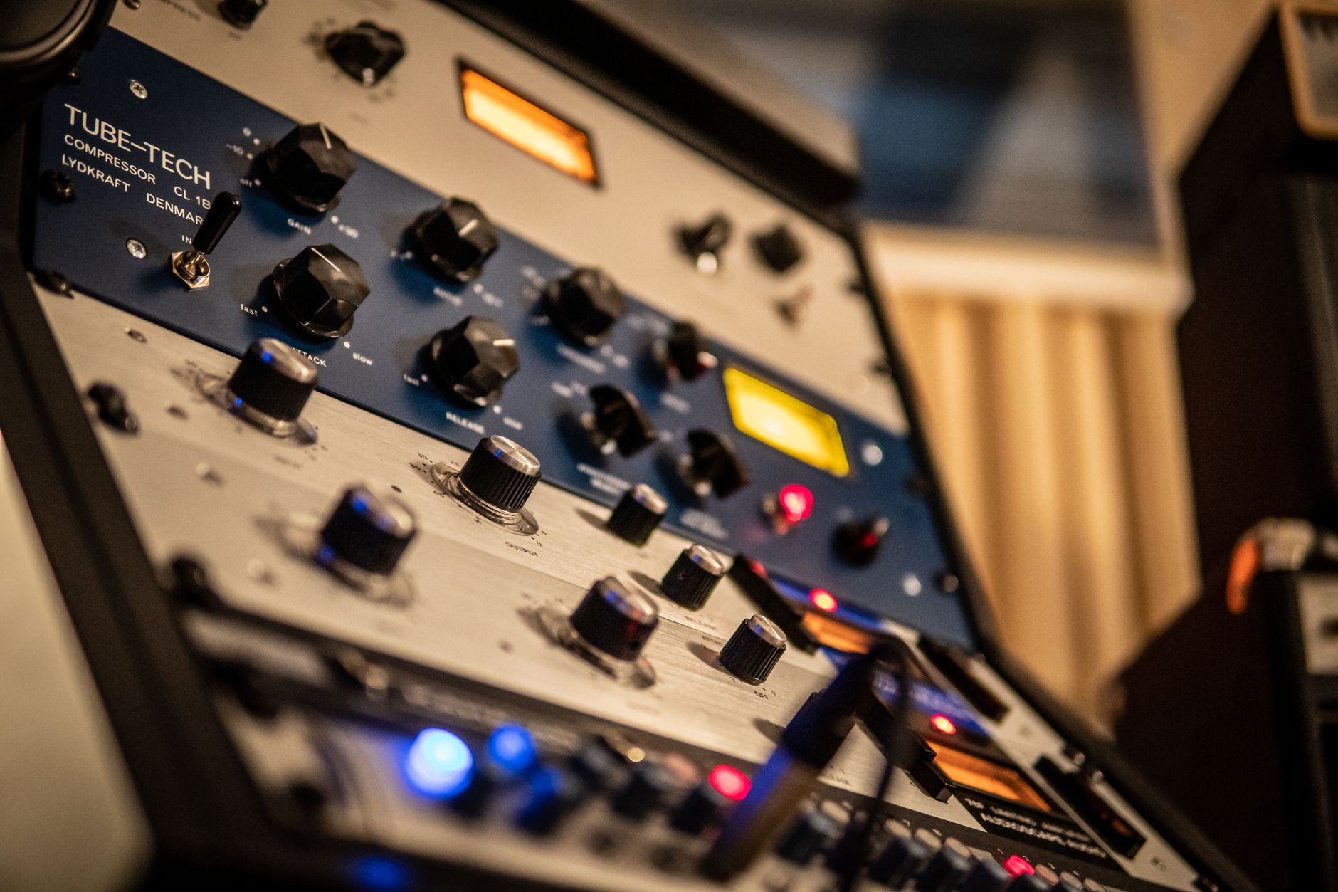 focusrite scarlett audio interface front panel close-up