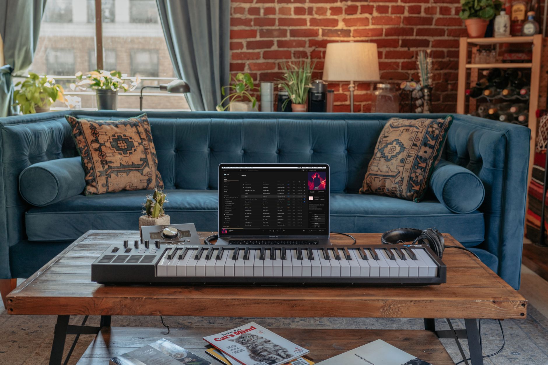 akai mpk mini midi keyboard controller desk