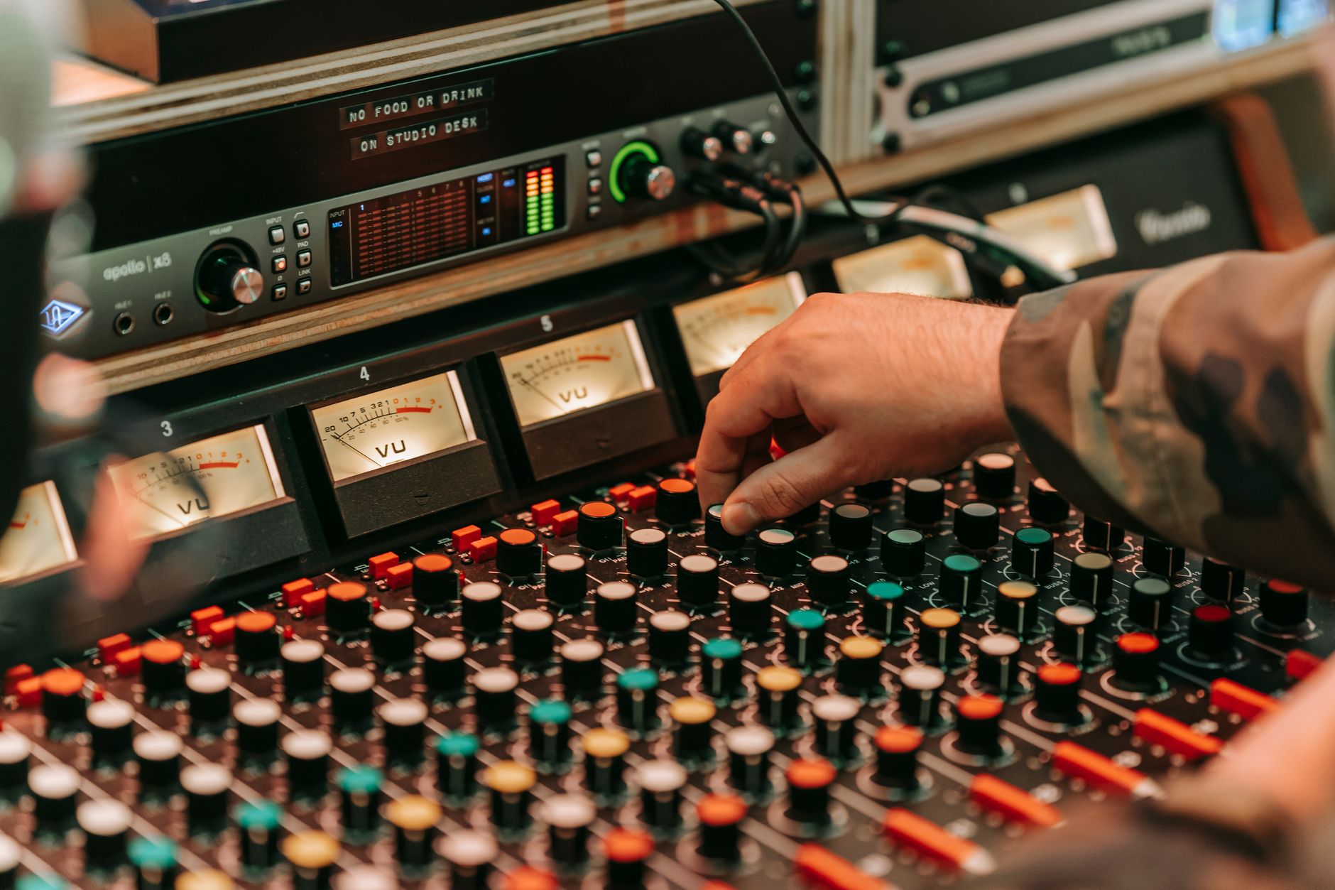 DAW channel strip meter showing -18 dBFS recording level