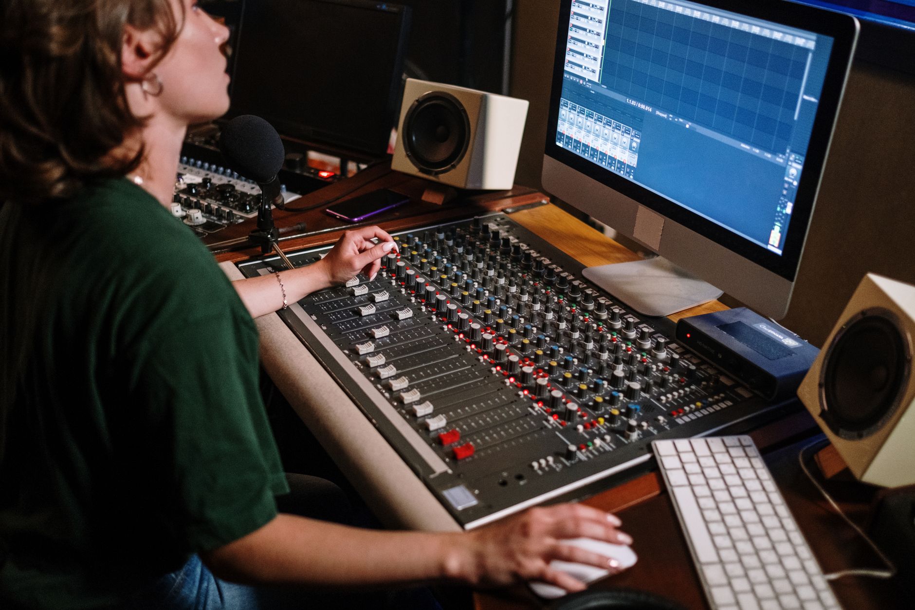 daw-interface-dual-monitor-home-studio