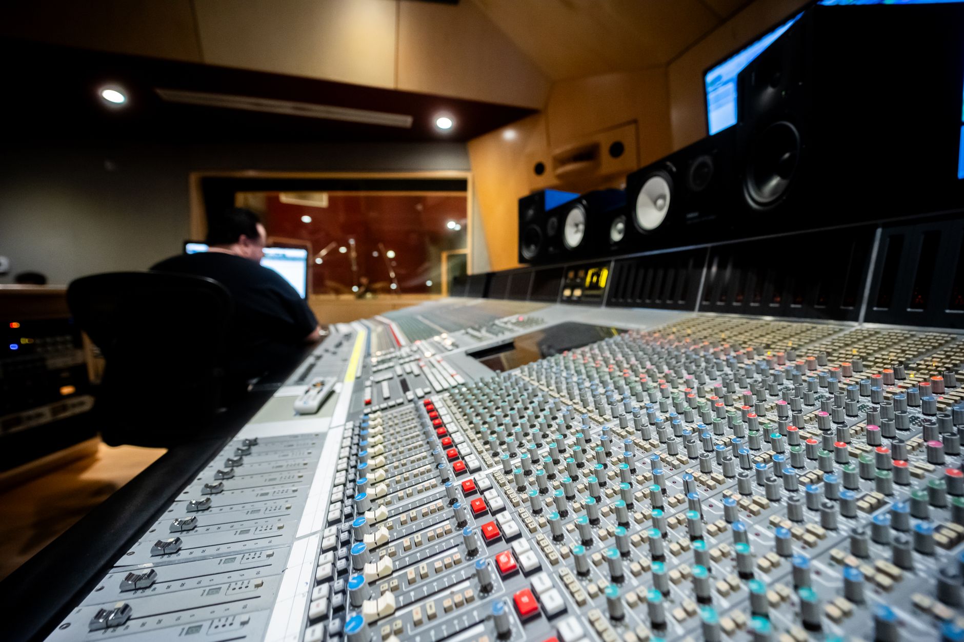 studio monitor frequency response listening position desk